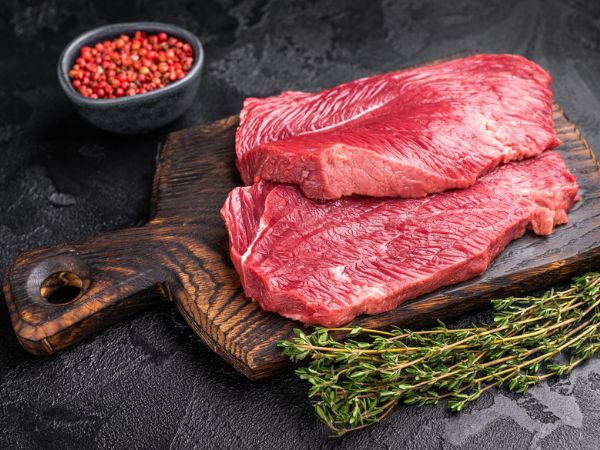 carne di selvaggina cruda sul tagliere
