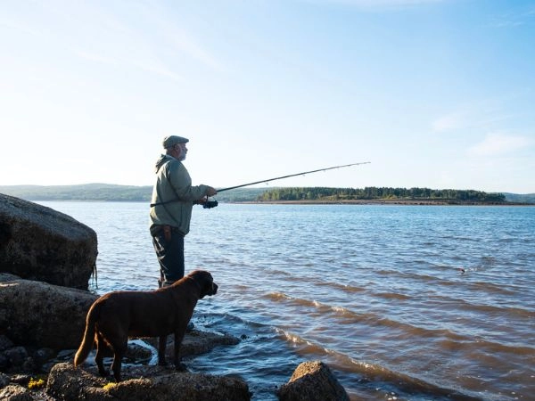 pescatore con il suo cane