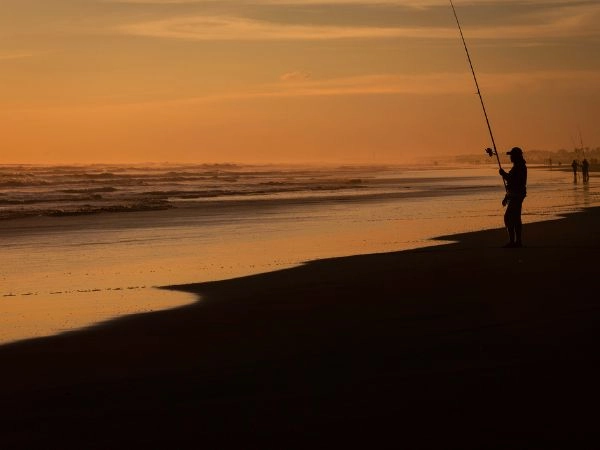 La pesca a Jeffreys Bay è anche un’esperienza fisica, lunghe camminate sulla spiaggia, vento costante, sole intenso, notti fresche.