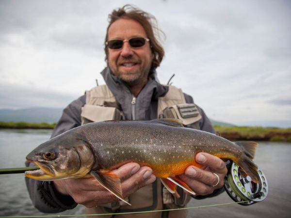 Pesca al salmone in fiume naturale con pescatore sportivo durante un’esperienza di pesca Pesca al salmone in fiume naturale con pescatore sportivo durante un’esperienza di pesca