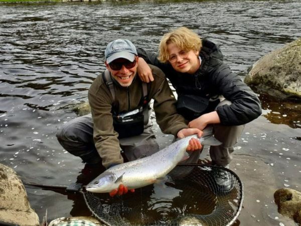 Pesca al salmone nei grandi fiumi della Scozia con paesaggi naturali iconici e tradizione classica della pesca sportiva Pesca al salmone nei grandi fiumi della Scozia con paesaggi naturali iconici e tradizione classica della pesca sportiva