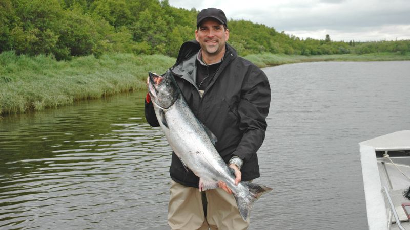Viaggi di pesca al salmone: migliori destinazioni, stagioni ed esperienze guidate