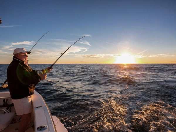 Uomo anziano pesca